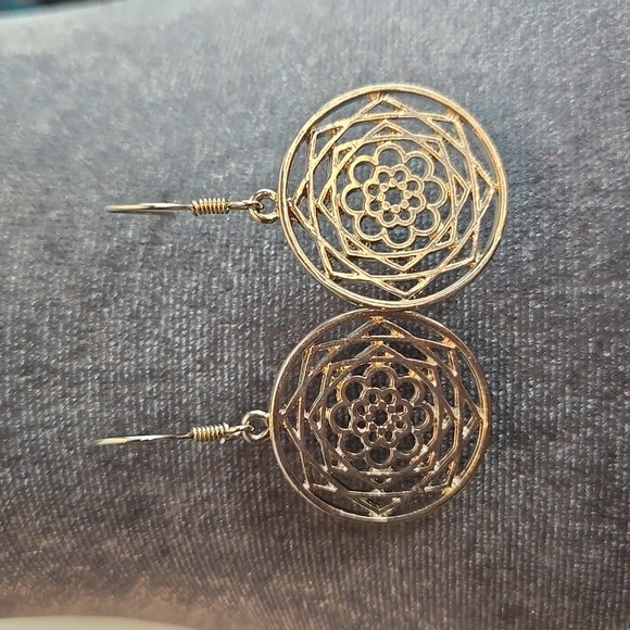 NWOT Silver-Tone Floral Station Long Necklace with Matching Dangle Earrings - Picture 2 of 8